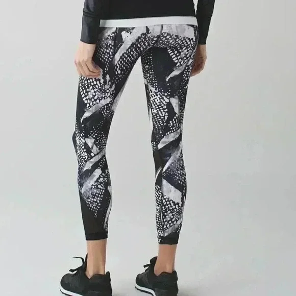Lululemon Inspire  Tight II (Mesh) Luxtreme Static Mist White Black leggings 6 - Picture 4 of 4